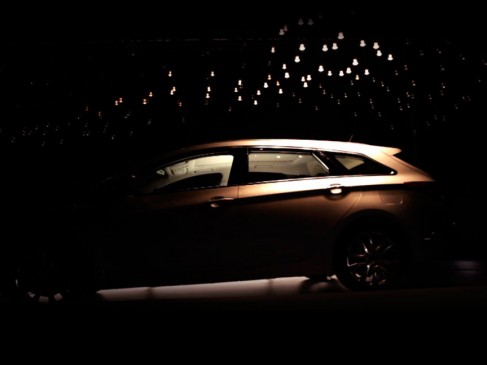 Hyundai_CarUnderLights2